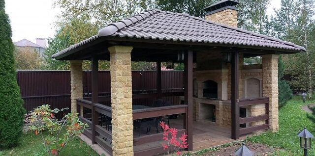 Почему стоит купить беседку с мангалом на дачу?